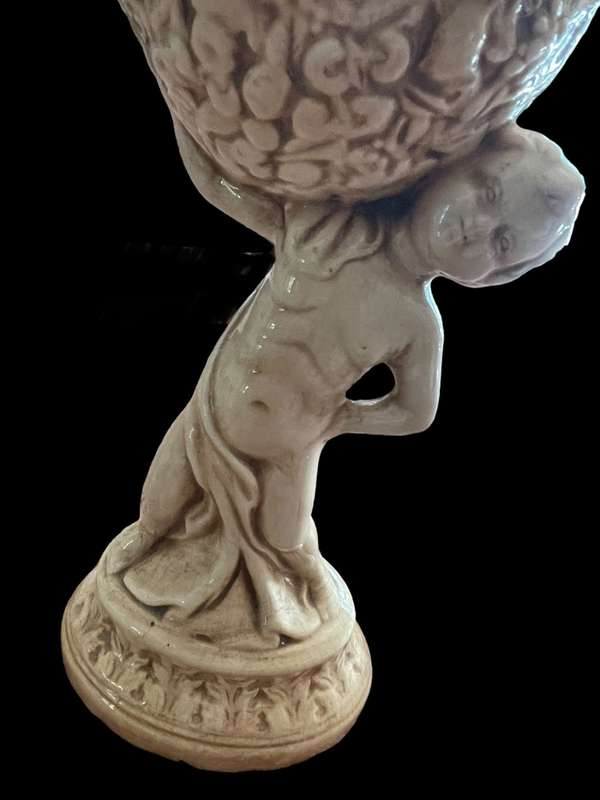 Vase Cherub