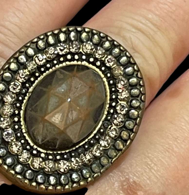Ring costume jewellery