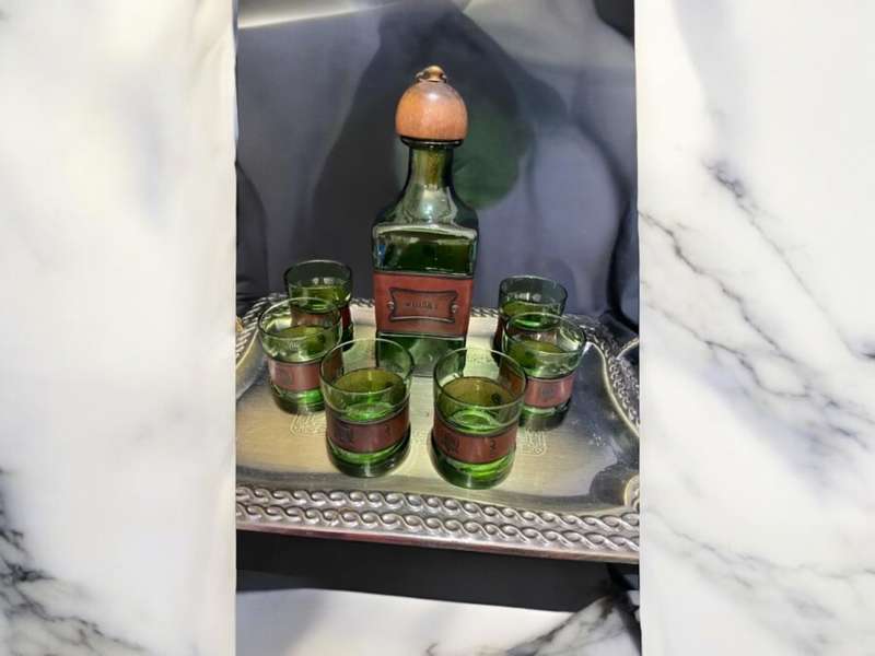 Decanter glasses tray