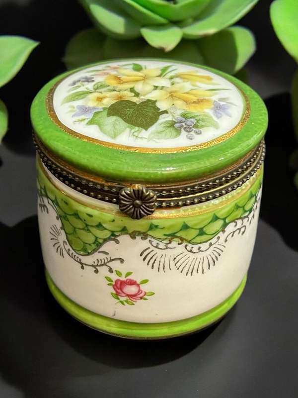 Trinket holder