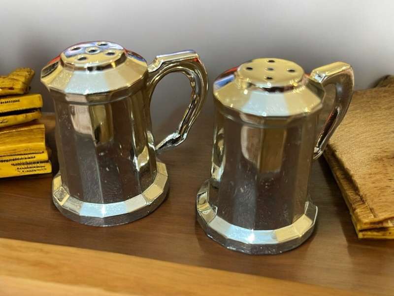 Salt pepper pots