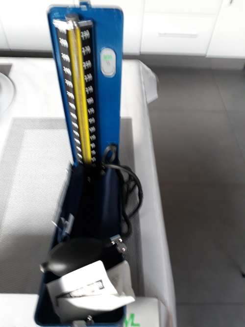 MERCURIAL SPHYGMOMANOMETER IN METAL CASE