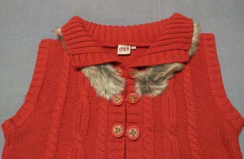 Sleeveless cardigan with faux fur collar