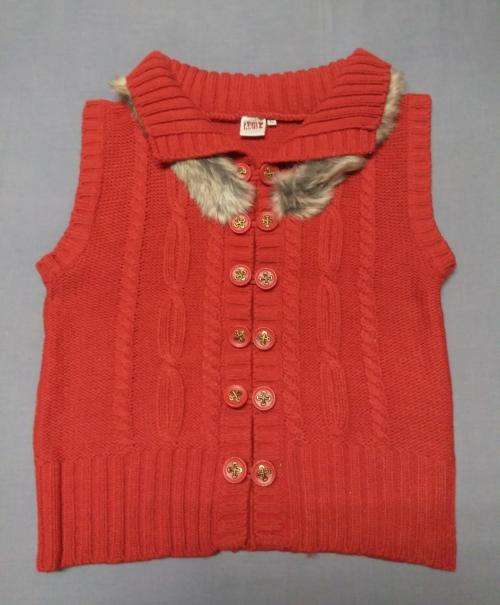 Sleeveless cardigan with faux fur collar