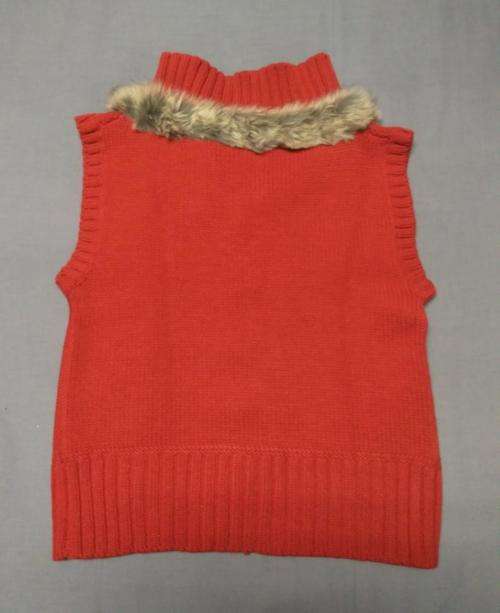 Sleeveless cardigan with faux fur collar