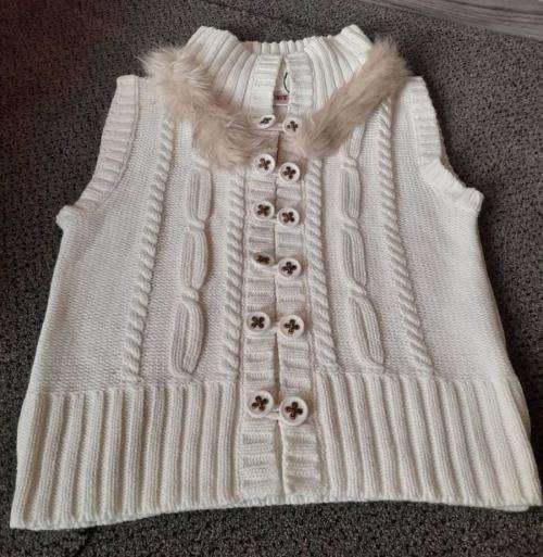 Sleeveless knit cardigan with faux fur collar