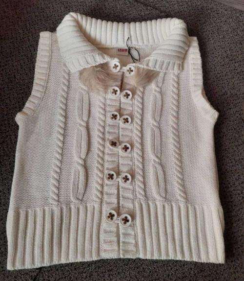 Sleeveless knit cardigan with faux fur collar