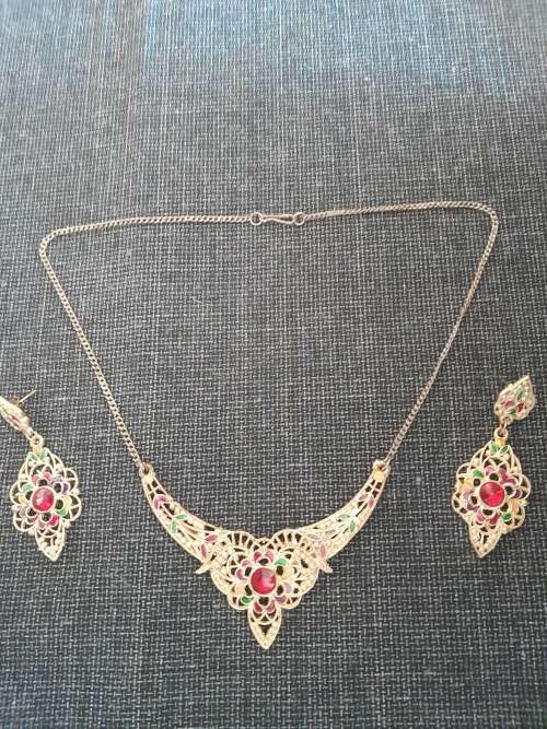 Vintage Necklace and matching teardrop earrings set Gold/Red