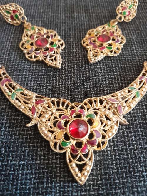 Vintage Necklace and matching teardrop earrings set Gold/Red