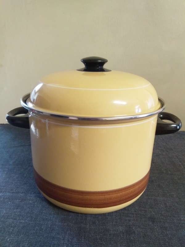 Large enamel stew soup stock pot