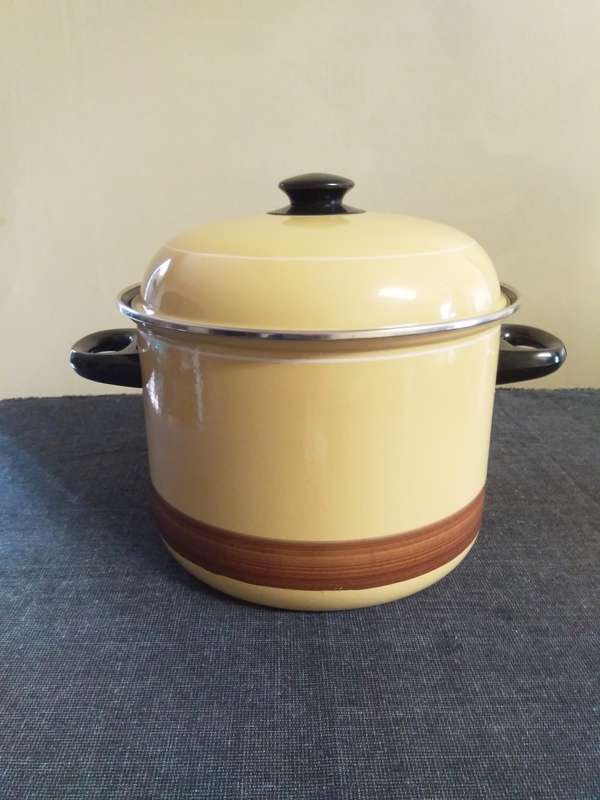Large enamel stew soup stock pot