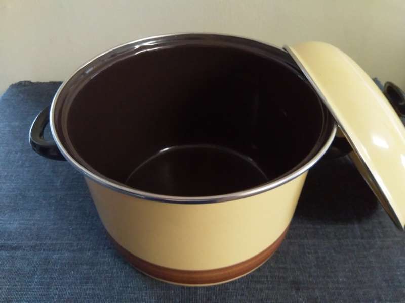 Large enamel stew soup stock pot