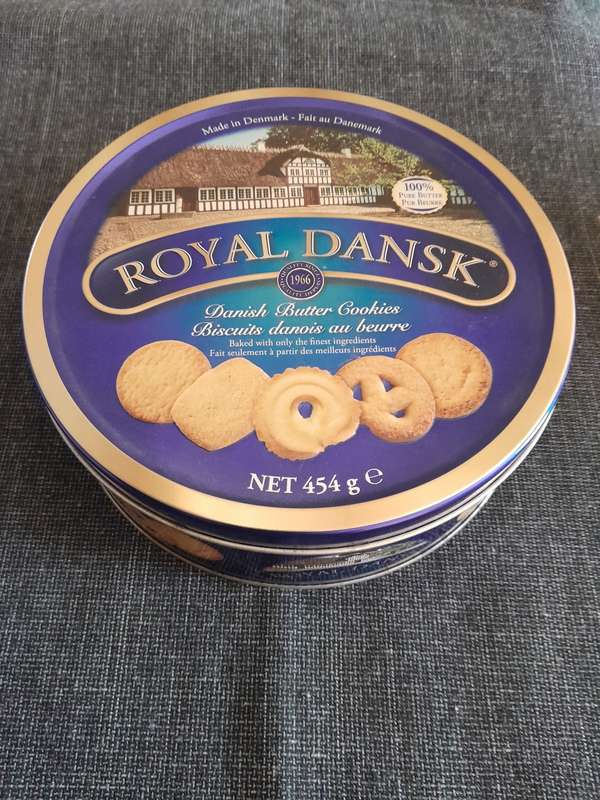 Round biscuit storage tin
