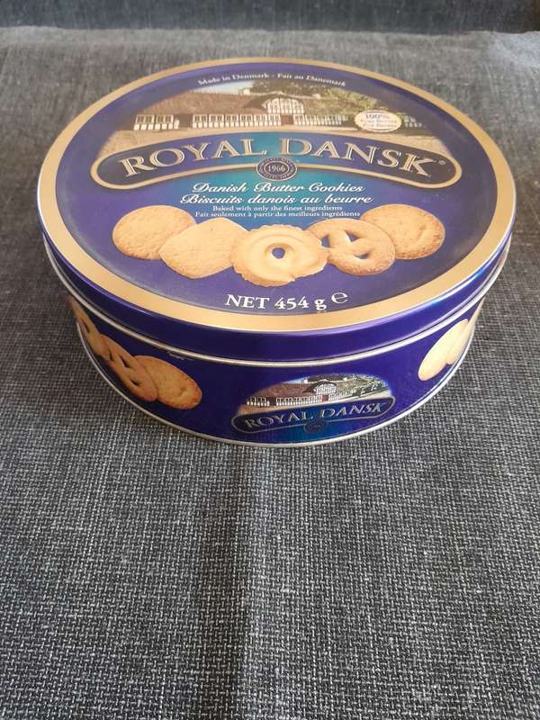 Round biscuit storage tin