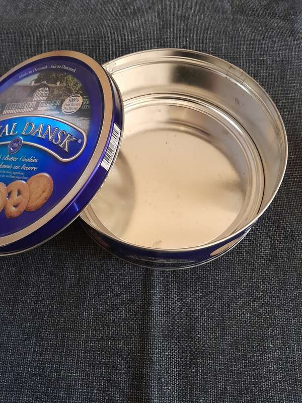 Round biscuit storage tin