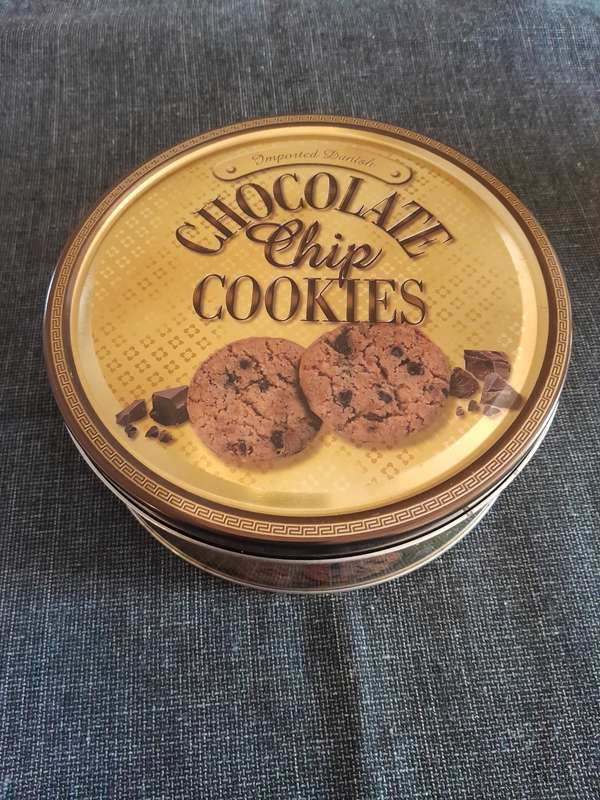 Round biscuit storage tin