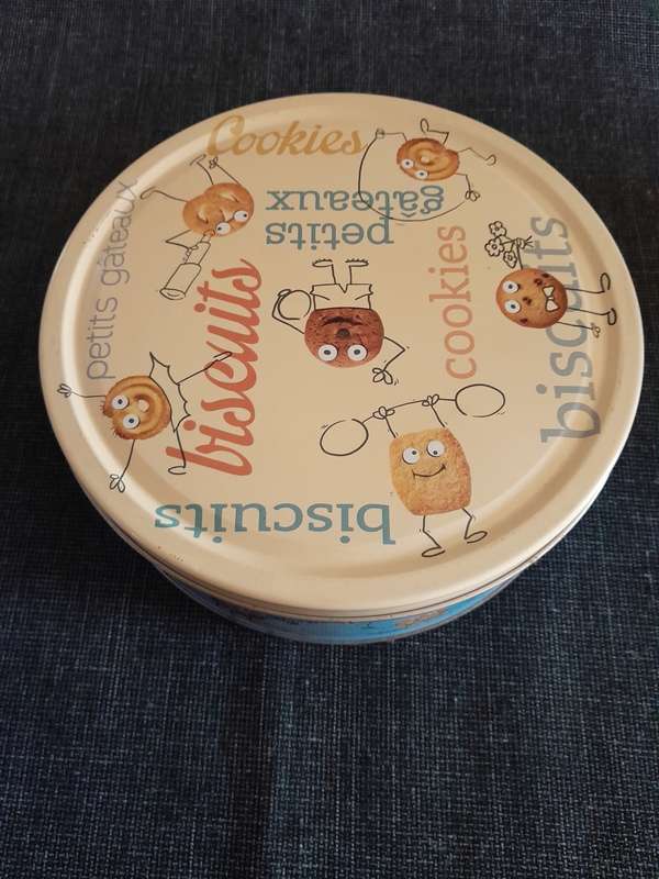 Round biscuit storage tin