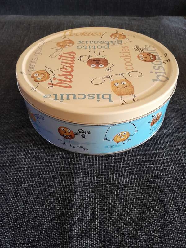 Round biscuit storage tin