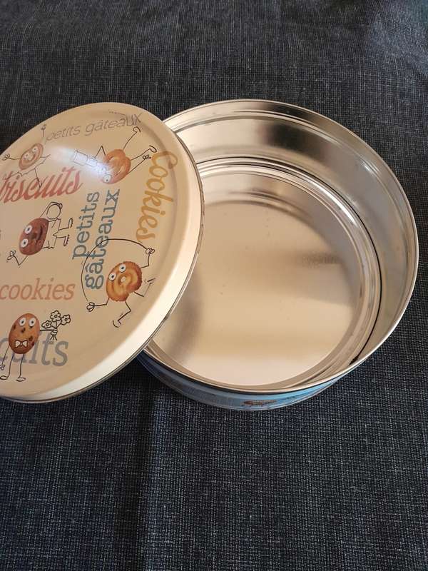 Round biscuit storage tin