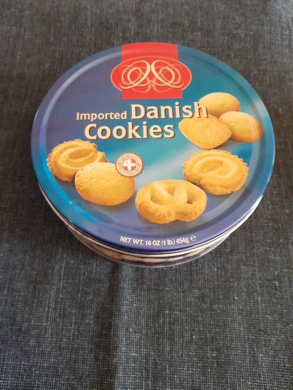Round biscuit storage tin