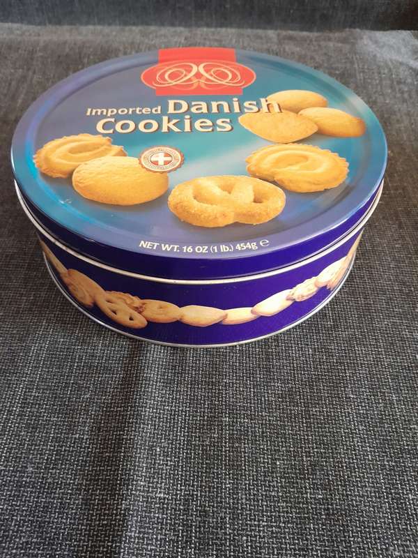 Round biscuit storage tin