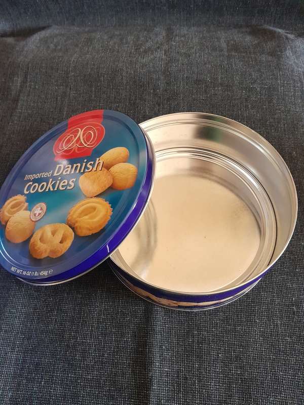 Round biscuit storage tin