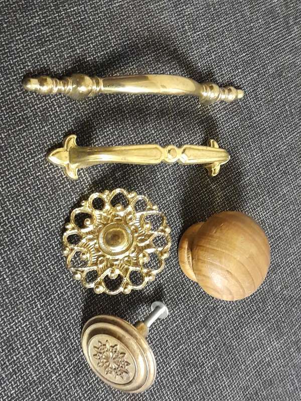Assorted vintage door handles and knobs x 8
