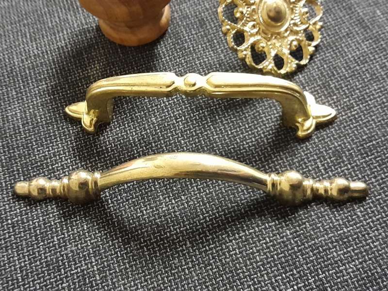 Assorted vintage door handles and knobs x 8