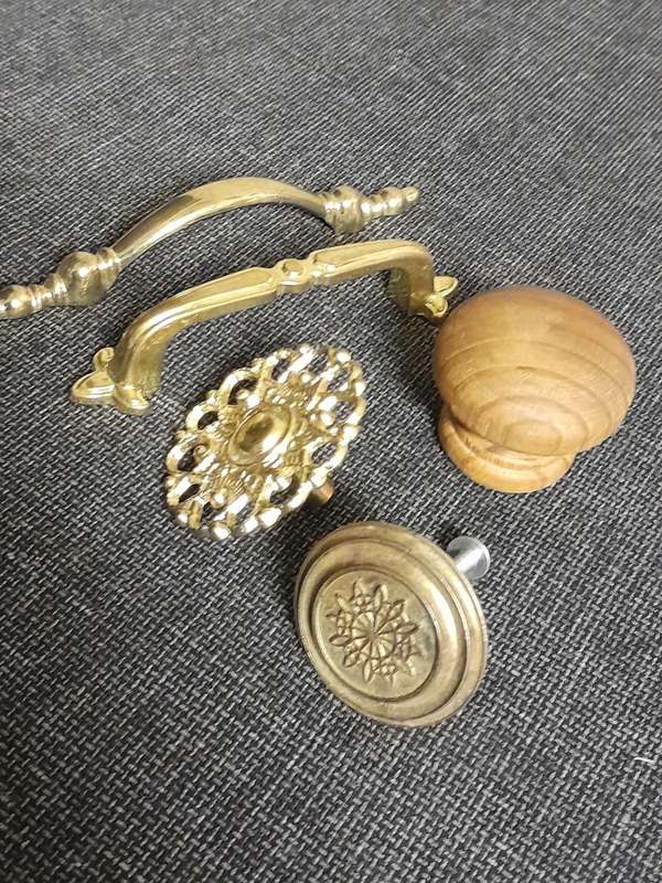 Assorted vintage door handles and knobs x 8