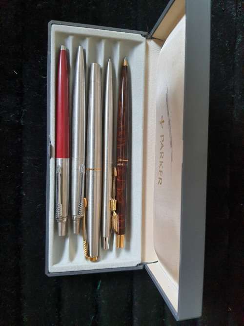 MIXED LOT OF PARKER BALL PENS AND A FOUNTAIN PEN