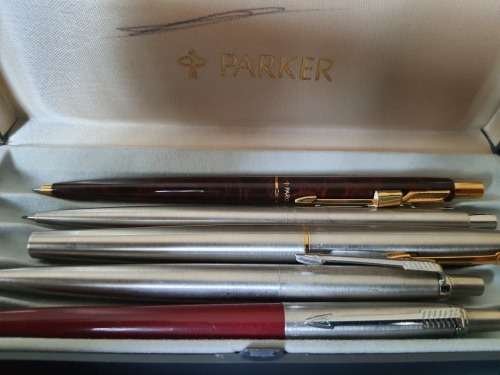 MIXED LOT OF PARKER BALL PENS AND A FOUNTAIN PEN