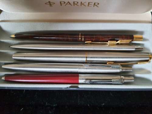 MIXED LOT OF PARKER BALL PENS AND A FOUNTAIN PEN