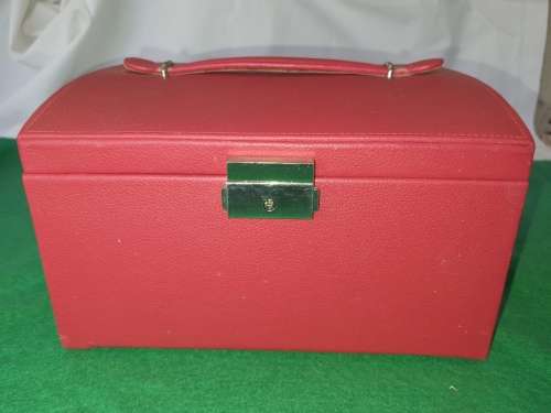 A NEAT JEWELERY BOX WITH A KEY IN THE BOX