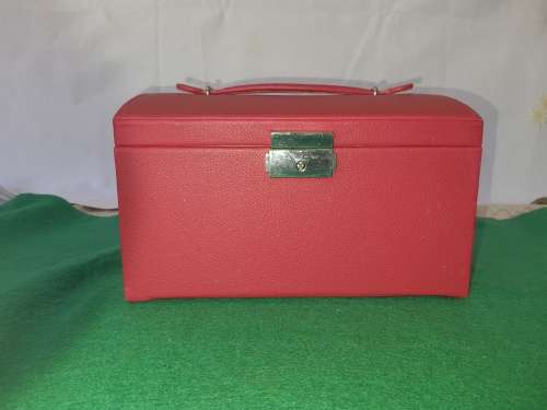 A NEAT JEWELERY BOX WITH A KEY IN THE BOX