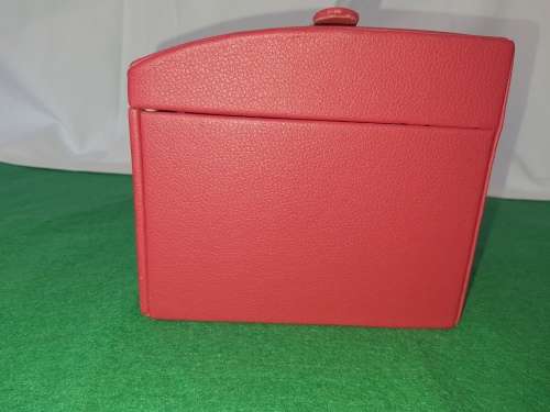 A NEAT JEWELERY BOX WITH A KEY IN THE BOX