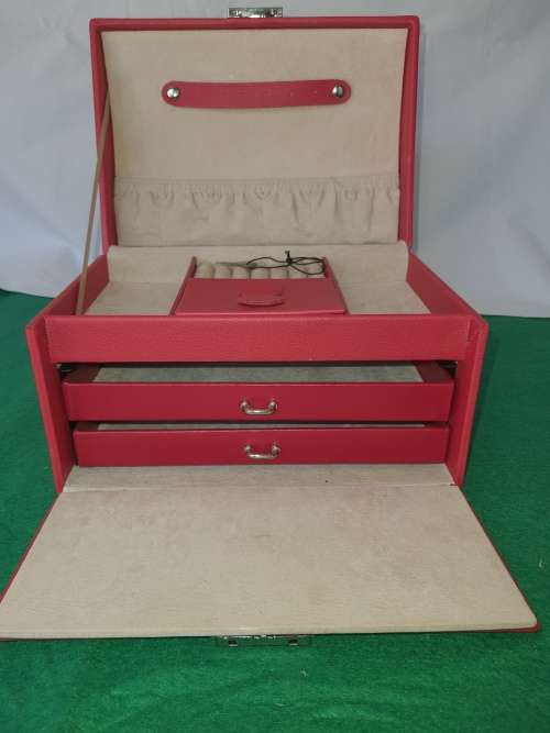A NEAT JEWELERY BOX WITH A KEY IN THE BOX