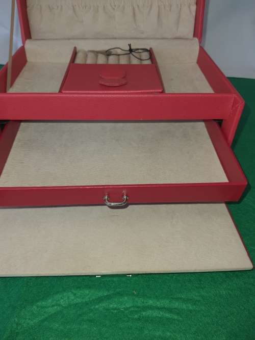 A NEAT JEWELERY BOX WITH A KEY IN THE BOX