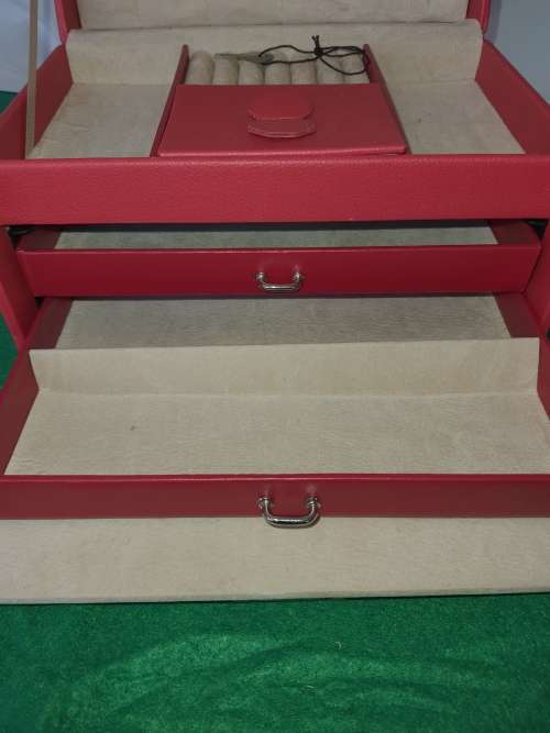 A NEAT JEWELERY BOX WITH A KEY IN THE BOX