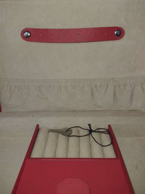 A NEAT JEWELERY BOX WITH A KEY IN THE BOX