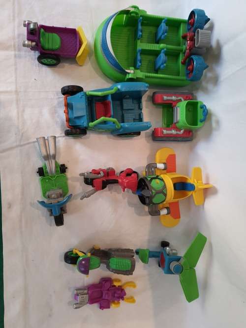 COLLECTION OF NINJA TURTLE CHARACTERS TOYS
