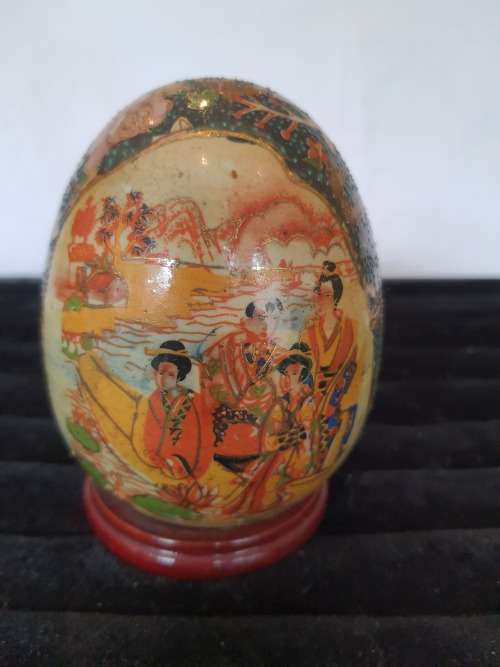 MEDIUM SIZE VINTAGE SATSUMA HAND PAINTED EGG MADE OF JAPANESE PORCELAIN