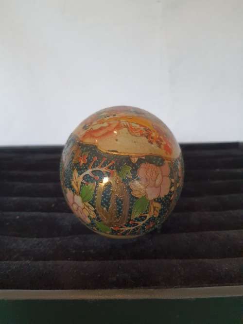 MEDIUM SIZE VINTAGE SATSUMA HAND PAINTED EGG MADE OF JAPANESE PORCELAIN