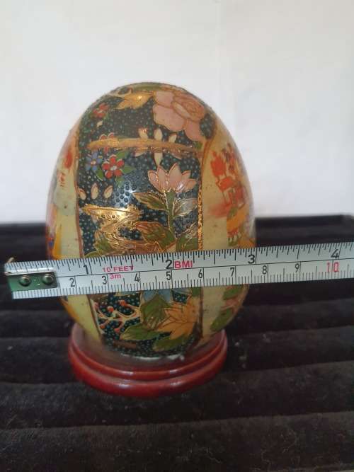 MEDIUM SIZE VINTAGE SATSUMA HAND PAINTED EGG MADE OF JAPANESE PORCELAIN
