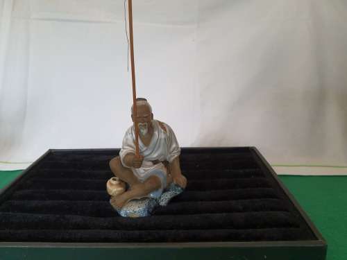 VINTAGE PORCILAIN FIGURINE VILLAGE FISHERMEN