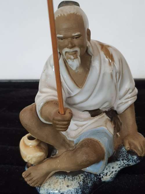 VINTAGE PORCILAIN FIGURINE VILLAGE FISHERMEN