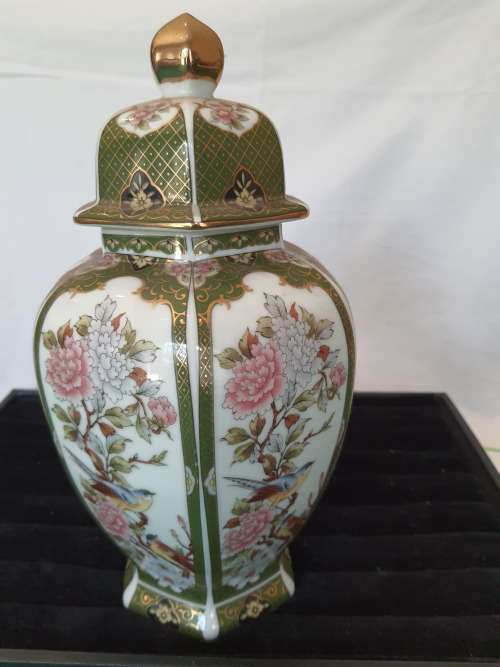 AN ORNATE VINTAGE JAPANESE GINGER JAR HAND MADE WITH THE MAKERS MARKS AND GOLD PLATED RIMS