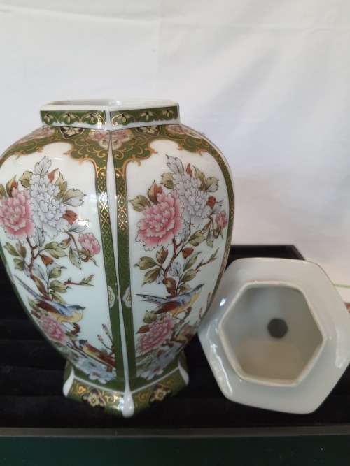 AN ORNATE VINTAGE JAPANESE GINGER JAR HAND MADE WITH THE MAKERS MARKS AND GOLD PLATED RIMS