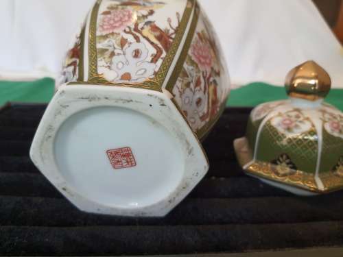 AN ORNATE VINTAGE JAPANESE GINGER JAR HAND MADE WITH THE MAKERS MARKS AND GOLD PLATED RIMS