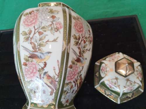 AN ORNATE VINTAGE JAPANESE GINGER JAR HAND MADE WITH THE MAKERS MARKS AND GOLD PLATED RIMS