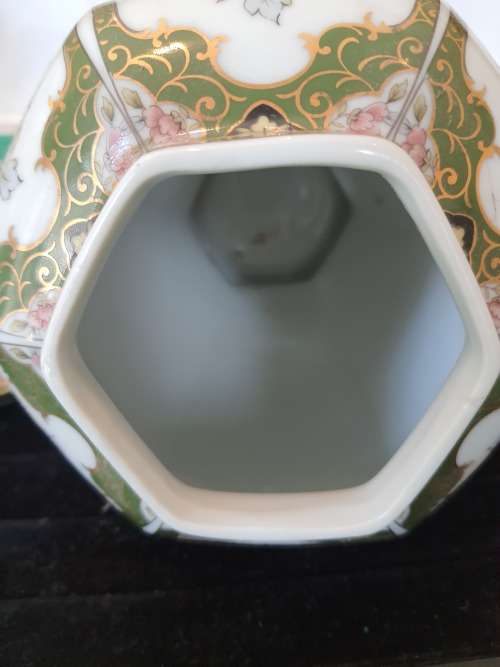AN ORNATE VINTAGE JAPANESE GINGER JAR HAND MADE WITH THE MAKERS MARKS AND GOLD PLATED RIMS